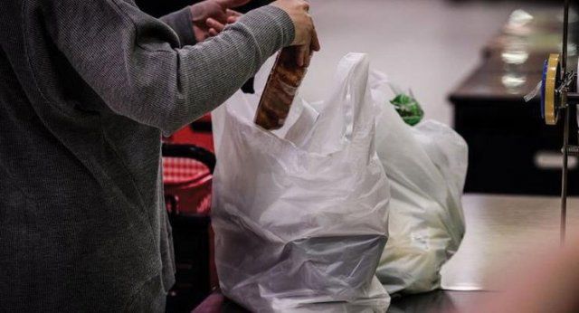 В Украине запретили пакеты - "маечки": Штрафы до 8,5 тыс грн