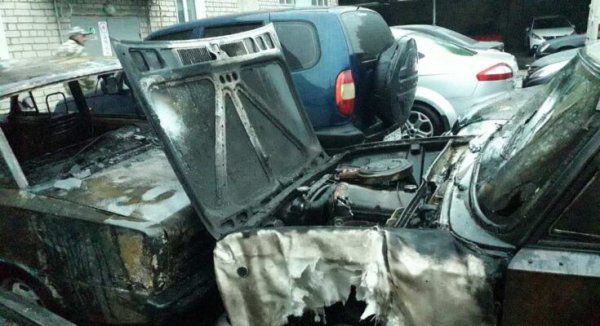 Херсонські рятувальники ліквідували пожежу на автостоянці: чотири автомобілі згоріли, п’ять пошкоджено, більше 20-ти вдалось врятувати