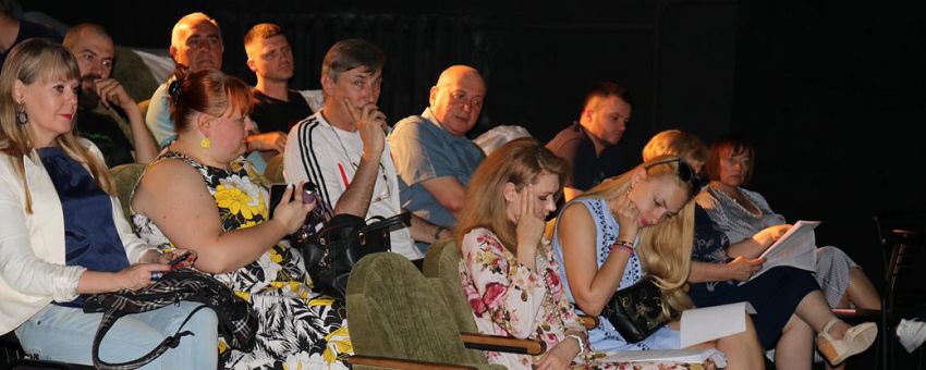 У Херсоні учасники аукціону знайомились зі своїми ролями у виставі "12 стільців"