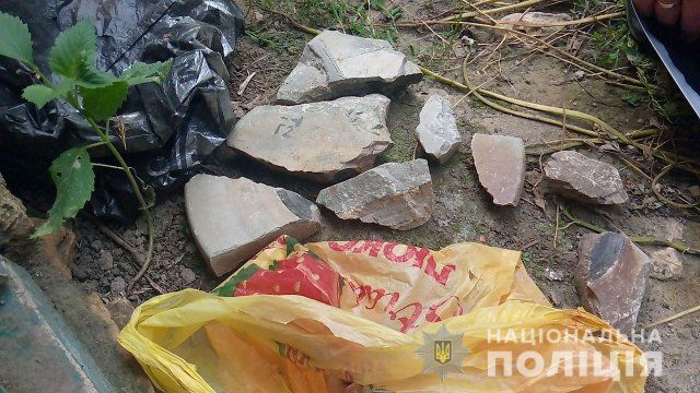 Полицейские изъяли обломки боевых зарядов противотанковых мин у жителя Бериславского района