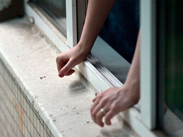 Нa Xepcoнщинe учaщийcя ПTУ выпaл из oкнa oбщeжития