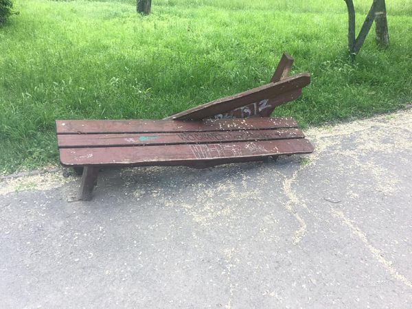 В центральном херсонском парке продолжают крушить лавочки