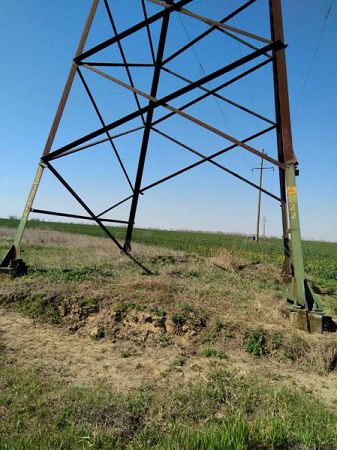 В одном из районов Херсонщины раскурочили электроопоры