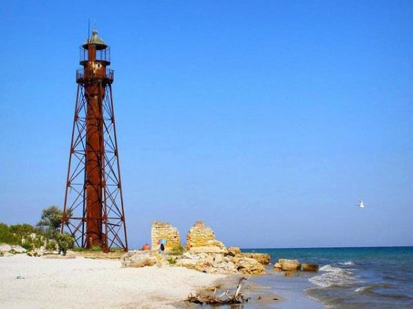 Туристов просят не приближаться к аварийному Джарылгачскому маяку