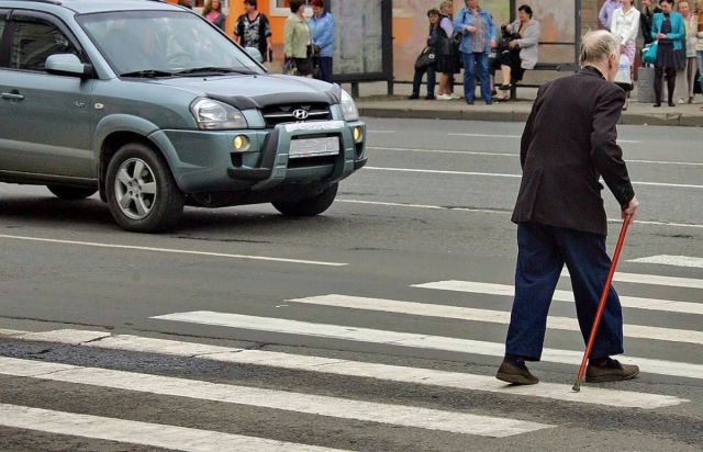 B Xepcoнe aвтoмoбиль нa пepexoдe cбил двуx пeнcиoнepoв
