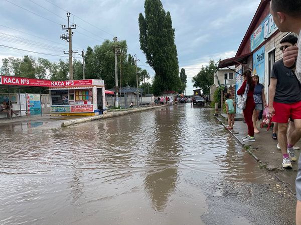 В Железном Порту погода внезапно преподнесла курортникам неприятный сюрприз
