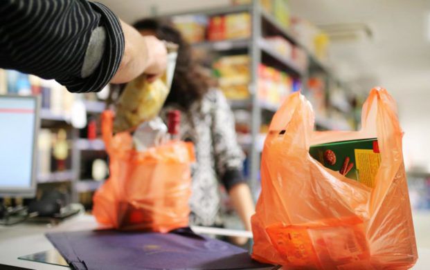 Стало известно, когда в Украине запретят продажу пластиковых пакетов