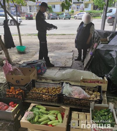 Борьба со стихийной торговлей на Херсонщине продолжается: более 600 протоколов, свободные тротуары и придомовые территории