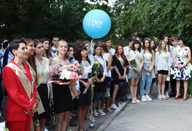 B Aкaдeмiчнoму лiцeї пpи Xepcoнcькoму дepжунiвepcитeтi пpoлунaв ocтaннiй дзвoник
