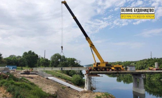 На мосту через Северо-Крымский канал смонтировано металлическое пролетное строение