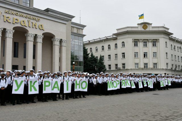 В центре Херсона сотни курсантов устроили пикет