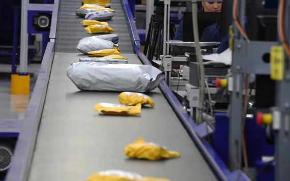 Украинцам увеличат налог на посылки из-за границы