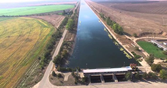 Около КПВВ «Каланчак» разрушается дамба, блокирующая воду в Крым