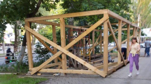 На проспекте Ушакова в Херсоне строят летнее кафе