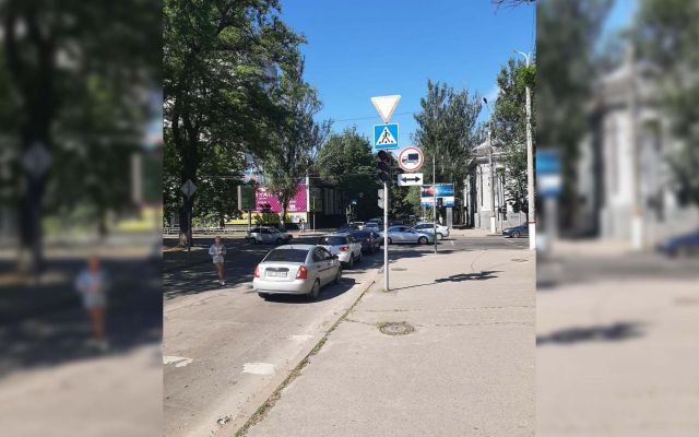 На перекрестке в центре Херсона транспортный коллапс из-за светофора