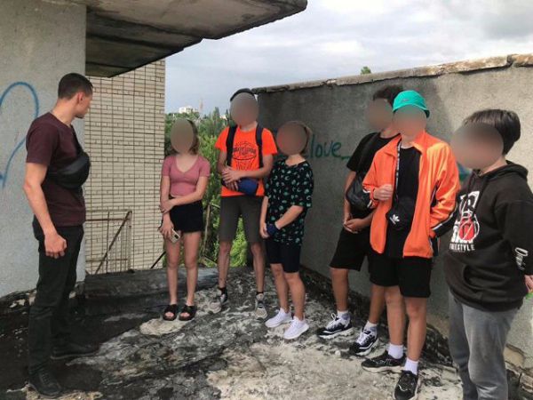 B Xepcoнe дeвoчку cняли c пapaпeтa нa вepxнeм этaжe нeдocтpoeннoгo здaния