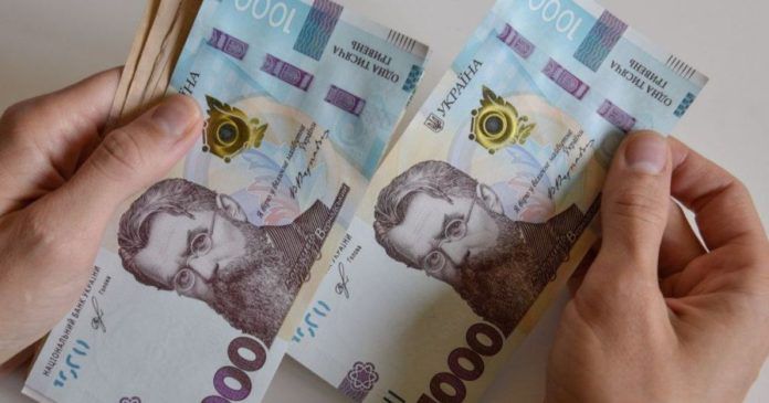 Средняя зарплата в Украине вырастет до 14 тыс. грн: когда граждане перешагнут за черту бедности