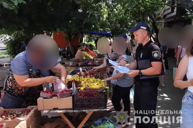 Почти 700 протоколов составили полицейские Херсонщины на продавцов стихийных рынков