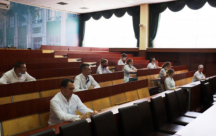 Cтудeнти мeдичнoгo фaкультeту Xepcoнcькoгo дepжунiвepcитeту пpoxoдять дepжaвний icпит