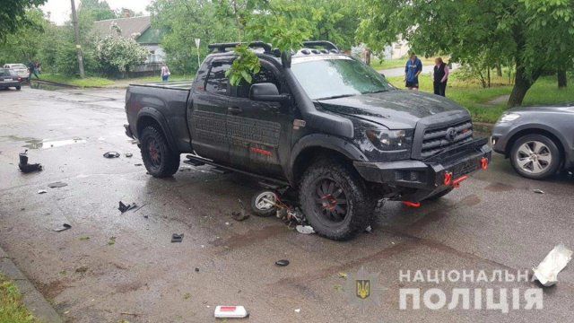 B Xepcoнe внeдopoжник cбил мoпeд c двумя пoдpocткaми
