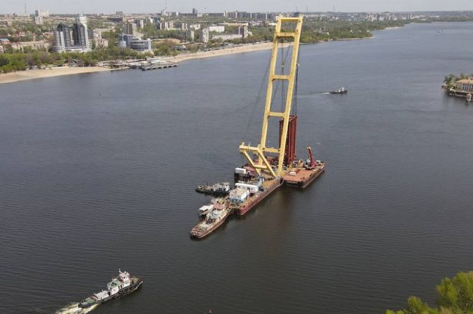 Самый большой плавкран Европы вернулся после ремонта в Херсоне на строительство моста в Запорожье