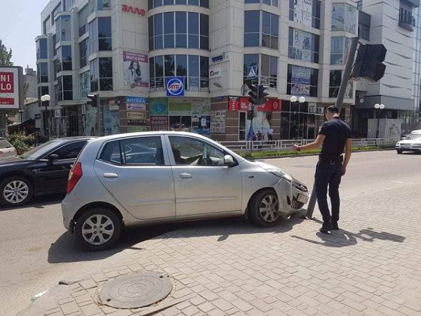 ДТП в центре Херсона: женщина на иномарке врезалась в светофор