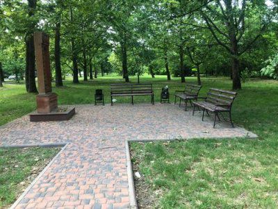 Сквер на Залаегерсег: траву покосили, а сміття лишили