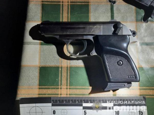 В Геническом районе полицейские изъяли пистолет и кастет у двух жителей Киевской области