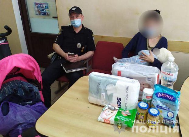 Херсонские полицейские помогли 19-летней матери с ребенком, которые стали жертвами домашнего насилия
