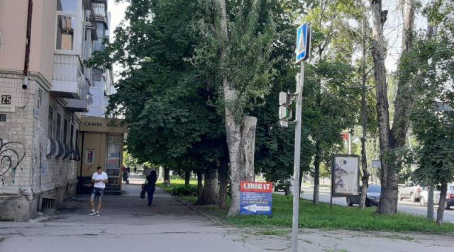 В центре Херсона светофор отвернут от пешеходов, а патрульные не видят