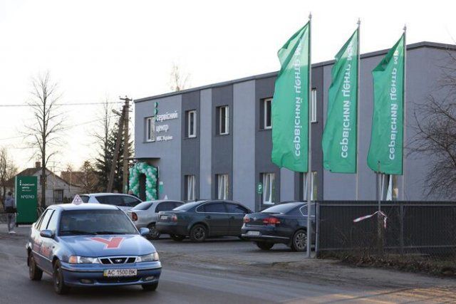 В Украине приостанавливают выдачу "прав" и регистрацию транспорта