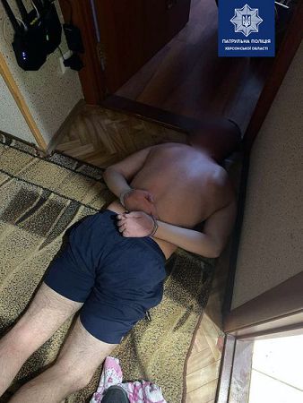 В Херсоне молодой парень бил и не выпускал двух девушек из квартиры