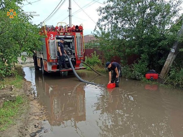 На Херсонщине спасатели второй день помогают людям откачивать воду  после дождя
