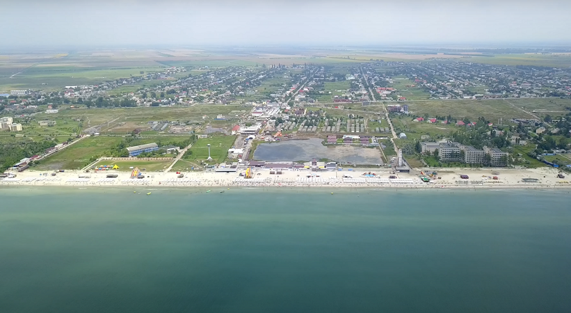 В Лазурном прохладное море.