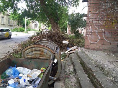 Смітник біля будинку по вулиці Пилипа Орлика в Херсоні