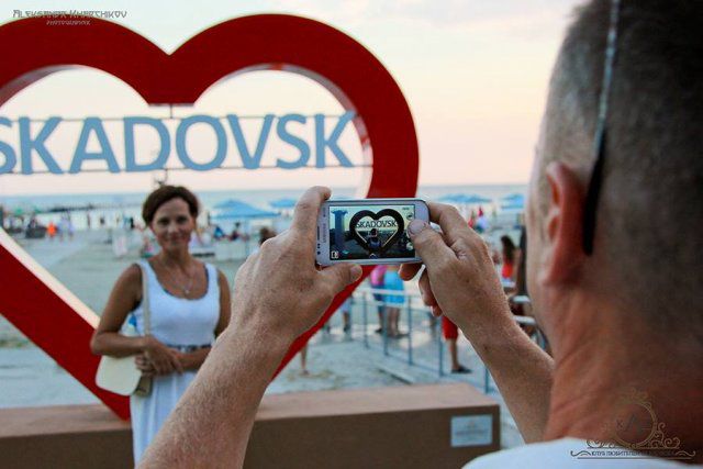 Медуз и морских блох нет, но запах как на ферме: турист назвал главный минус отдыха в Скадовске