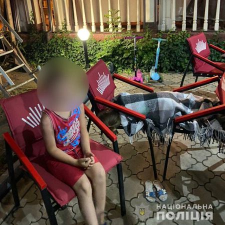 В Херсоне составили протокол на нетрезвую мать, которая с двумя малолетними детьми отдыхала в баре