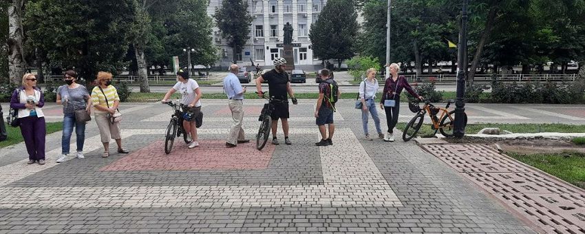 "Я хочу бути у безпеці на велосипеді". Велосипедисти у Херсоні мітингували під міськрадою