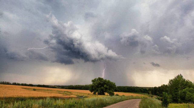 Грозы, шквалы и рекордная жара: синоптик уточнил прогноз погоды на сегодня