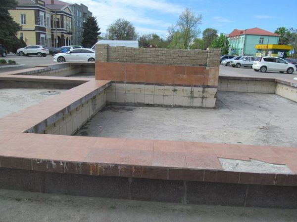 В Геническе к концу лета решили запустить фонтан