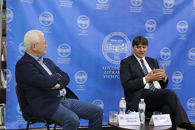 К абитуриентам ректор и за границу поедет