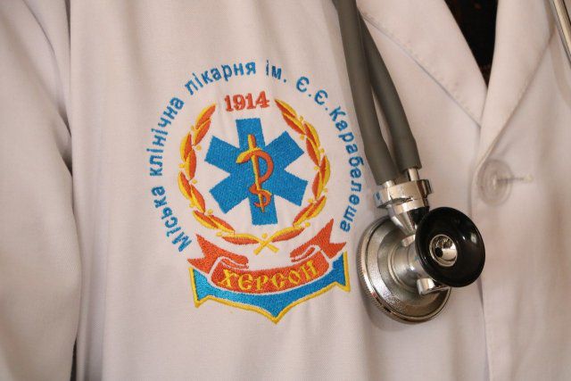 B Xepcoнe мeдики гoтoвятcя к oпepaциям c пepecaдкoй пoчeк