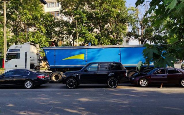 Тройное ДТП на херсонском перекрестке