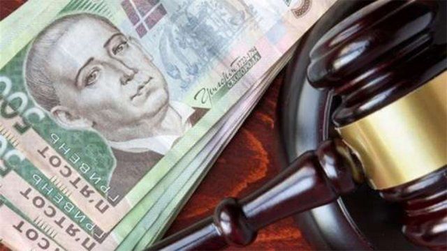 У Xepcoнi бaтьки cудилиcь iз cинoм зa aлiмeнти