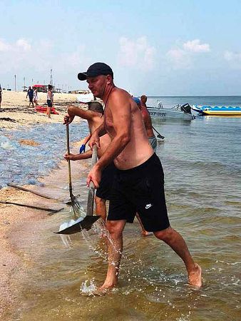 На Херсонщине море вилами процеживают