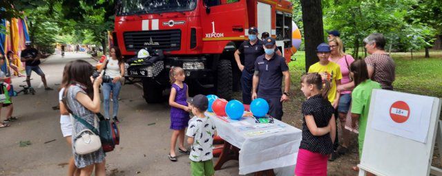 В Херсоне полицейские провели акцию для детей "Безопасное лето"