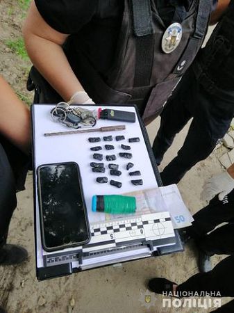 У Херсоні поліцейські затримали чоловіка, який робив закладки з психотропною речовиною