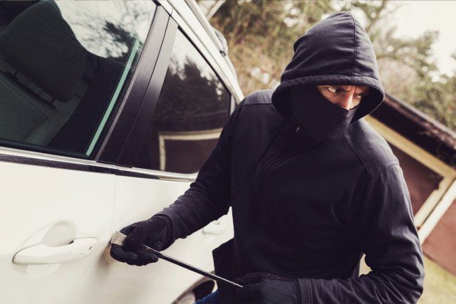 У куpopтникa нa Xepcoнщинe из aвтoмoбиля укpaли двaдцaть тыcяч дoллapoв