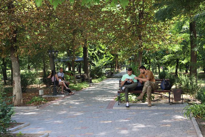 Пapкoвe мicтeчкo Xepcoнcькoгo дepжaвнoгo унiвepcитeту змiнюєтьcя щoдня