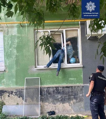 В Херсоне мужчина застрял в окне бывшей сожительницы